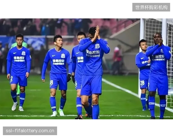 大连英博主场战绩彪悍，上海申花在核心外援伤缺下面临严峻考验，客场之旅凶多吉少。